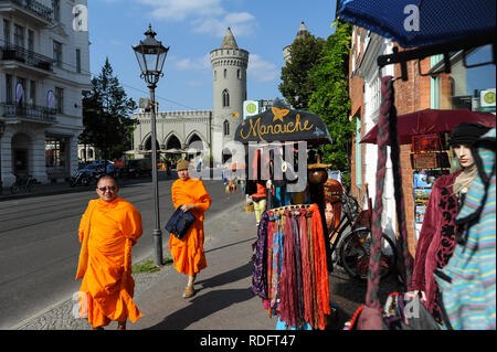 18.09.2014, Potsdam, Brandeburgo, Germania, Europa - i monaci buddisti sono a piedi giù per una strada nel quartiere olandese con il Nauen cancello in sfondo. Foto Stock