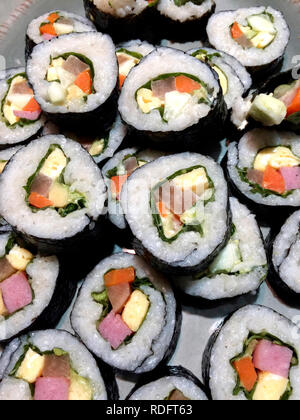 Gimbap sulla piastra (tradizionale cibo Coreano, riso laminati in alghe marine) Foto Stock