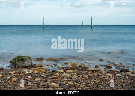 Pile nel Mare del Nord, visto dalla Spiaggia Nord in Cambois vicino Blyth, Northumberland, England, Regno Unito Foto Stock