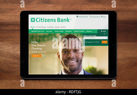 Il sito web della banca di cittadini è visto su un tablet iPad, il quale è appoggiato su un tavolo di legno (solo uso editoriale). Foto Stock