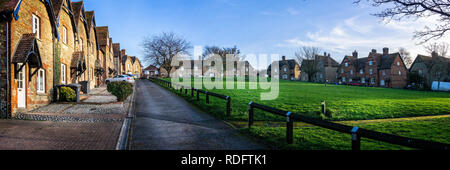 Prospettiva quadrato con i lavoratori di case costruite intorno al comune erbosa in Westbury, Wiltshire, Regno Unito il 17 gennaio 2019 Foto Stock