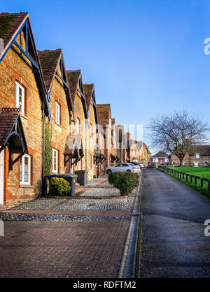 Prospettiva quadrato con i lavoratori di case costruite intorno al comune erbosa in Westbury, Wiltshire, Regno Unito il 17 gennaio 2019 Foto Stock