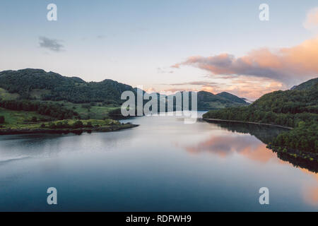 Un lago in Norvegia con bellissima alba in background Foto Stock