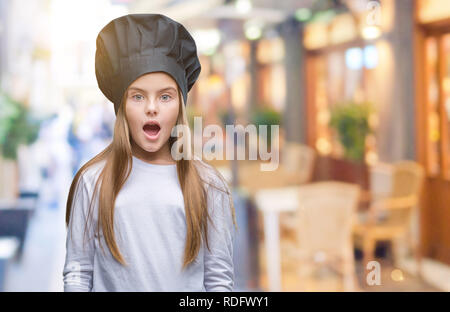 Cuoco del cuoco del capretto che indossa l'uniforme del cuoco e cappello  del cuoco che prepara il cibo sulla cucina. Cucina, cucina e cibo per  bambini Foto stock - Alamy