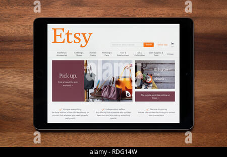 Il sito web di Etsy è visto su un tablet iPad, il quale è appoggiato su un tavolo di legno (solo uso editoriale). Foto Stock