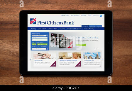 Il sito web di primo cittadino è visto su un tablet iPad, il quale è appoggiato su un tavolo di legno (solo uso editoriale). Foto Stock