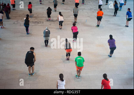 12.07.2018, Singapore, Repubblica di Singapore, in Asia - uomini e donne partecipano a un pubblico di ginnastica danza nel distretto centrale. Foto Stock