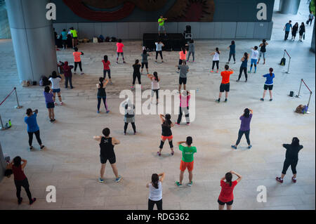 12.07.2018, Singapore, Repubblica di Singapore, in Asia - uomini e donne partecipano a un pubblico di ginnastica danza nel distretto centrale. Foto Stock