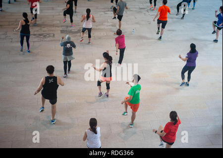 12.07.2018, Singapore, Repubblica di Singapore, in Asia - uomini e donne partecipano a un pubblico di ginnastica danza nel distretto centrale. Foto Stock