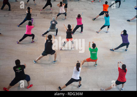 12.07.2018, Singapore, Repubblica di Singapore, in Asia - uomini e donne partecipano a un pubblico di ginnastica danza nel distretto centrale. Foto Stock