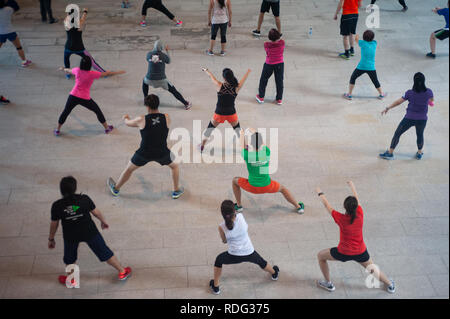 12.07.2018, Singapore, Repubblica di Singapore, in Asia - uomini e donne partecipano a un pubblico di ginnastica danza nel distretto centrale. Foto Stock