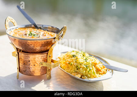 Le delizie indiane La cucina - tarka dal e uova, riso sul tavolo Foto Stock