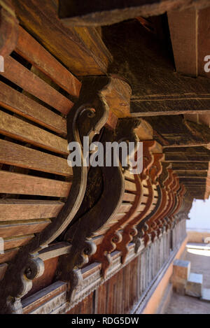 Ornati dettagli in legno, Padmanabhapuram Palace, tipica architettura del Kerala, Tamil Nadu, India Foto Stock