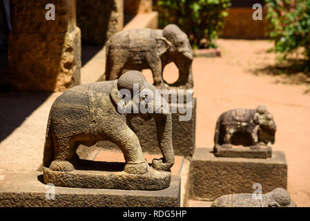 Granito scolpito le statue di elefanti a Padmanabhapuram Palace, Tamil Nadu, India Foto Stock