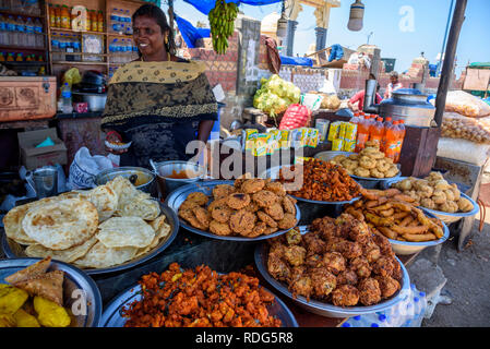 Cucina di strada stallo a Kanyakumari (Capo Comorin), Tamil Nadu, India Foto Stock