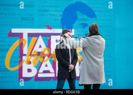 Glasgow, Regno Unito - 14 gennaio 2019. Il Ministro per l'Europa, migrazione e sviluppo internazionale Ben Macpherson svela un nuovo murale creato da Scottish Foto Stock