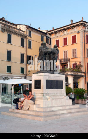 Memoriale di guerra di Angelo Zanelli in Piazza della Vittoria, Salò, Lago di Garda, Lombardia, Italia Foto Stock