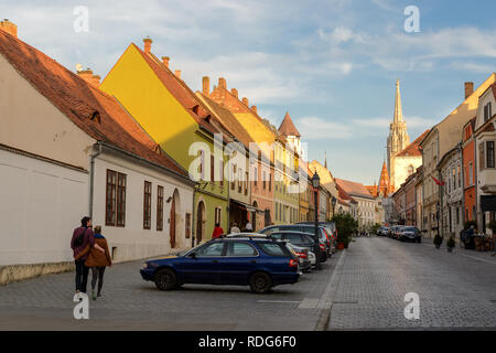 Fortuna street a Budapest città vecchia, abbracciando giovane a piedi. Foto Stock