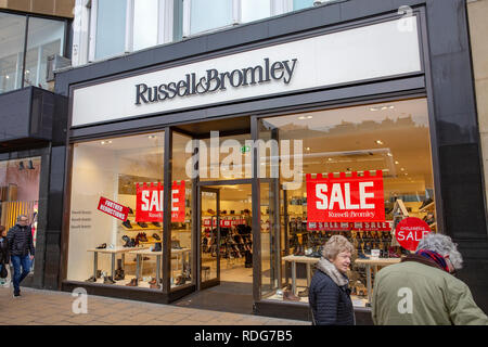 Russell e Bromley scarpa store shop con le vendite di gennaio pubblicizzati, Princes Street , Edimburgo, Scozia Foto Stock