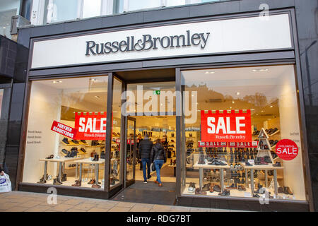 Russell e Bromley scarpa store shop con le vendite di gennaio pubblicizzati, Princes Street , Edimburgo, Scozia Foto Stock