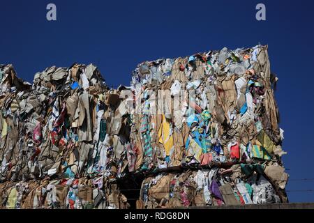 Carta usata, pile di carta usata in un cantiere di riciclaggio, riciclaggio della carta Foto Stock