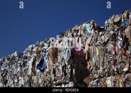 Carta usata, pile di carta usata in un cantiere di riciclaggio, riciclaggio della carta Foto Stock