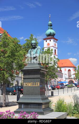 Monumento a Johann Andreas Schmeller con la Stadtpfarrkirche Mariae assunta, la chiesa parrocchiale di Santa Maria Assunta sul retro Foto Stock