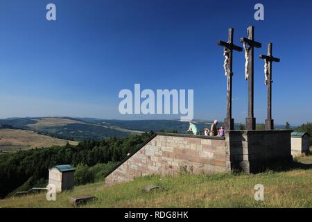 Le tre croci del Golgota sulla montagna di Kreuzberg, Bischofsheim, Landkreis Rhoen-Grabfeld distretto, bassa Franconia, Bavaria Foto Stock