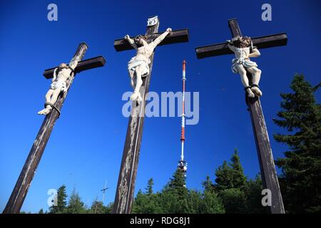 Le tre croci del Golgota sulla montagna di Kreuzberg, nella parte posteriore del montante del trasmettitore della stazione di Kreuzberg, Bischofsheim, Landkreis Foto Stock