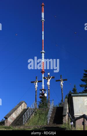 Le tre croci del Golgota sulla montagna di Kreuzberg, nella parte posteriore del montante del trasmettitore della stazione di Kreuzberg, Bischofsheim, Landkreis Foto Stock