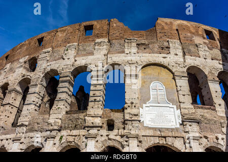 La facciata della grande Colosseo di Roma (Colosseo Colosseo), noto anche come l'Anfiteatro flaviano. Famoso punto di riferimento Foto Stock