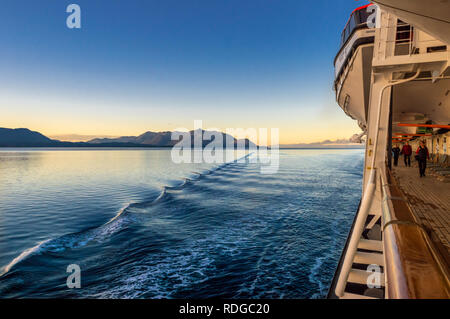 Settembre 14, 2018 - passaggio interno, Alaska: Early Morning esercitando i passeggeri sulla cattura di Volendam sunrise luce sulla costa e l'acqua. Foto Stock