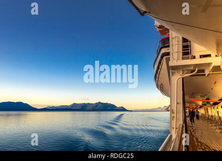 Settembre 14, 2018 - passaggio interno, Alaska: Early Morning esercitando i passeggeri sulla cattura di Volendam sunrise luce sulla costa e l'acqua. Foto Stock