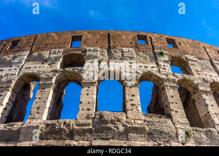 La facciata della grande Colosseo di Roma (Colosseo Colosseo), noto anche come l'Anfiteatro flaviano. Famoso punto di riferimento Foto Stock