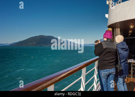 Settembre 14, 2018 - passaggio interno, Alaska: nave da crociera i passeggeri a bordo Holland America è la Volendam fotografare paesaggi vicino al punto di ghiaccio, Juneau Foto Stock