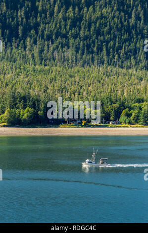 Settembre 14, 2018 - Juneau, Alaska: Piccolo commerciale bianca barca da pesca voce fuori della porta nel canale Gastineau su una luminosa giornata di sole. Foto Stock