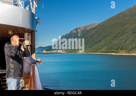 Settembre 14, 2018 - Juneau, Alaska: nave da crociera i passeggeri con il binocolo ammirando vista. Canale Gastineau a bordo Holland America è la Volendam. Foto Stock