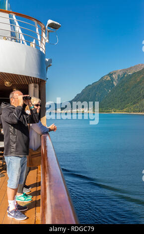 Settembre 14, 2018 - Juneau, Alaska: nave da crociera i passeggeri con il binocolo ammirando vista. Canale Gastineau a bordo Holland America è la Volendam. Foto Stock