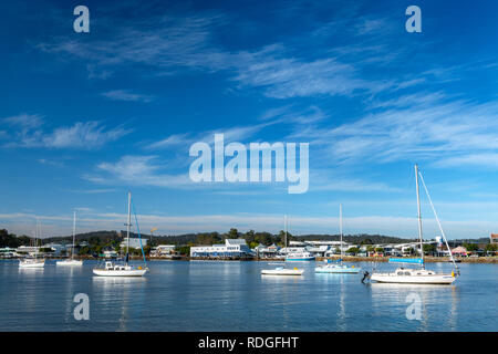 Barche a vela sul fiume Clyde a Batemans Bay. Foto Stock