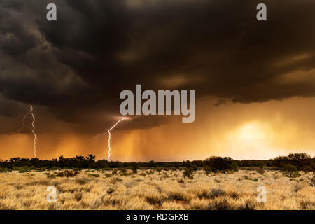 Tempesta e fulmini nel deserto australiano. Foto Stock