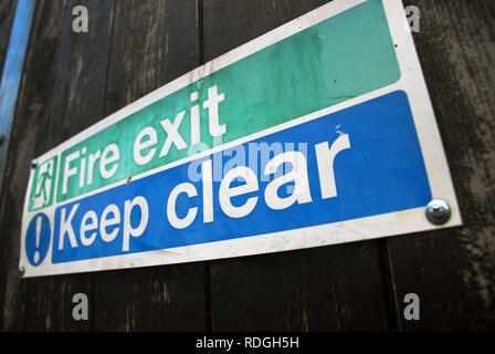 Fire Exit e tenere chiaro segno, Portsmouth, Regno Unito. Foto Stock