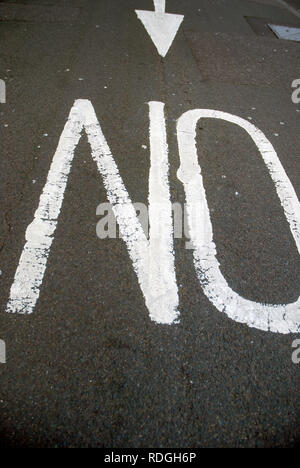 Nessun segno di avvertimento dipinta su strada, Portsmouth, Hampshire, Gran Bretagna. Foto Stock