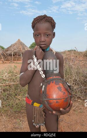 Hamar boy tenendo un calabash, Omo river valley, l'Etiopia meridionale, Africa Foto Stock