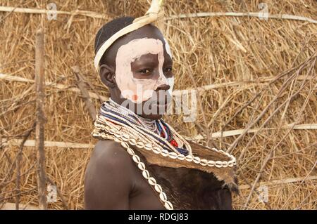 Ritratto di un Karo donna con volto dipinti e un sacco di collane colorate e conchiglie cowry, Omo river valley Foto Stock