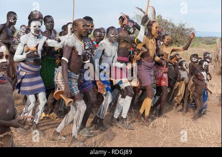 Karo persone con dipinti del corpo che partecipano in una danza tribale cerimonia, Omo river valley, l'Etiopia meridionale, Africa Foto Stock