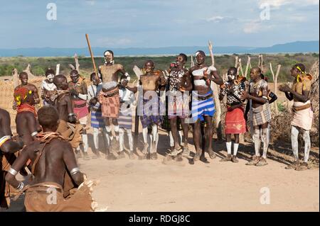 Karo persone con dipinti del corpo che partecipano in una danza tribale cerimonia, Omo river valley, l'Etiopia meridionale, Africa Foto Stock