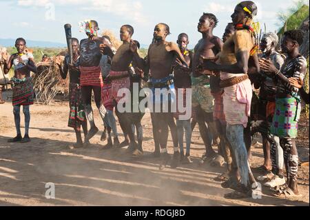 Karo persone con dipinti del corpo che partecipano in una danza tribale cerimonia, Omo river valley, l'Etiopia meridionale, Africa Foto Stock