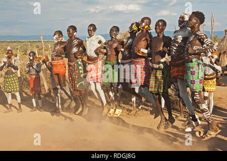 Karo persone con dipinti del corpo che partecipano in una danza tribale cerimonia, Omo river valley, l'Etiopia meridionale, Africa Foto Stock