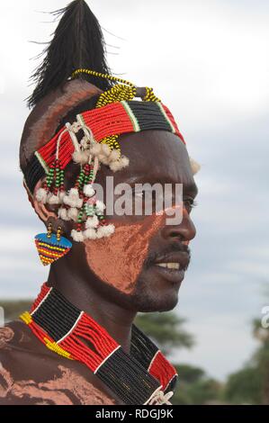 Ritratto di un Karo uomo con del corpo e del viso dipinti e una fascia colorata, Omo river valley, l'Etiopia meridionale, Africa Foto Stock