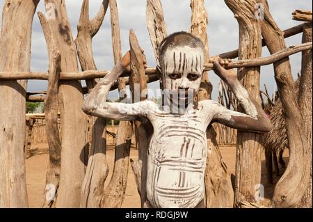 Karo ragazzo con trattamenti per il viso e per il corpo dipinti, Omo river valley, l'Etiopia meridionale, Africa Foto Stock